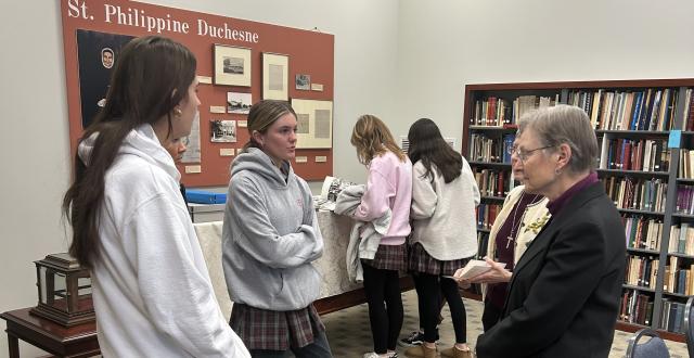 Students talk with Carolyn Osiek, RSCJ, and Mary Charlotte Chandler, RSCJ.