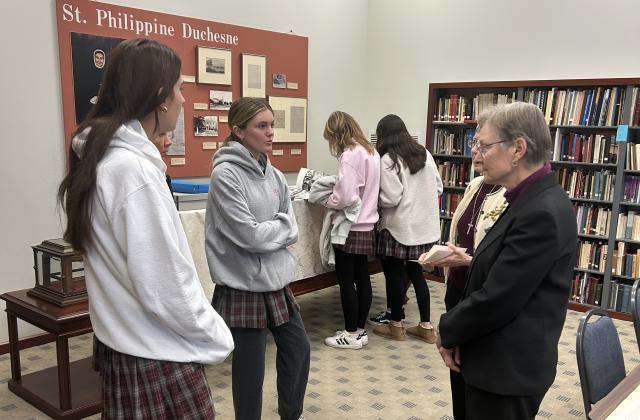 Students talk with Carolyn Osiek, RSCJ, and Mary Charlotte Chandler, RSCJ.